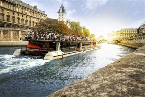 Passeio De Barco Pelo Rio Sena Paris