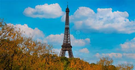 Torre Eiffel Ic Nico Par S Monumento En El Parque De Rboles De Oto O