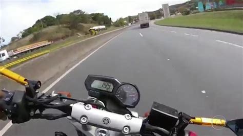 V Deo A Quase Km H Motociclista Perde Controle E Cai Na Dutra