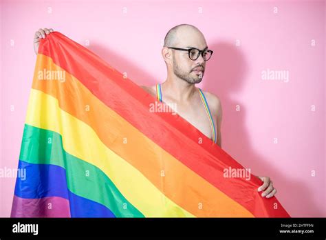 Joven Hombre Calvo Mexicano Que Lleva Orgullo Gay Suspenders Posando