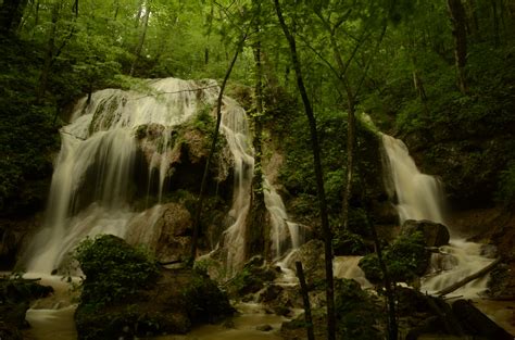 Wallpaper Pemandangan Air Terjun Batu Alam Menyaring Batuan