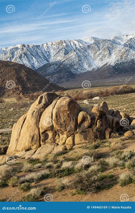 Paisagem Rochosa Do Deserto E Cordilheira Nevado De Sierra Nevada Em