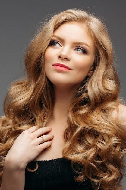 Premium Photo Stunning Natural Beauty With Blonde Wavy Hair