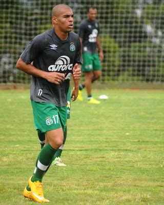 Est De Volta Chape Confirma Retorno Do Lateral Direito Mateus Caramelo