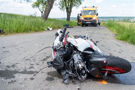 Motorradunfall Biker Kollidiert Mit Mercedes Eine Person Schwer Verletzt