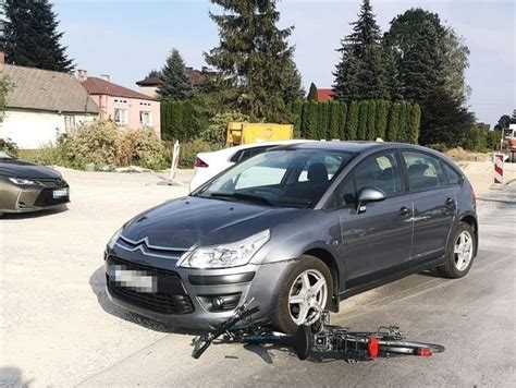 Kalinowice Rowerzysta wjechał pod samochód Trafił do szpitala