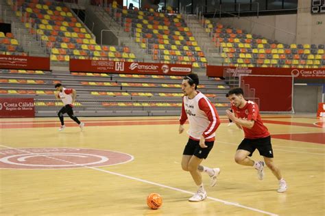 Jesús Izquierdo y Juanpi del Jimbee ante la Copa Levantar el trofeo