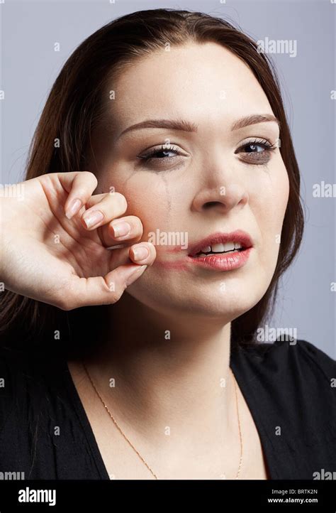 Retrato de hermosa niña llorando con manchas mascara secar sus lágrimas