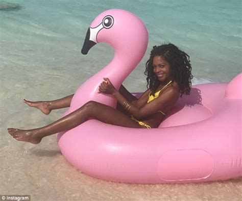 Bikini Clad Naomie Harris Shows Off Her Impressive Abs Daily Mail Online