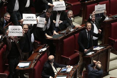 Camera Cartelli Di Protesta Della Lega Ladri Di Democrazia La