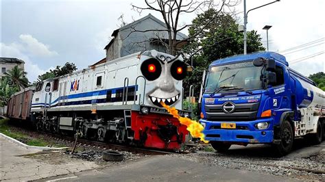 Kereta Api Panjang VS Truk Tangki Truk Pasir Truk Tronton Truk Oleng