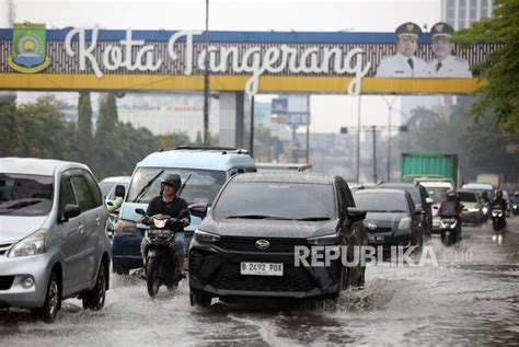 Tips Berkendara Saat Hujan Agar Terhindar Dari Kecelakaan Republika