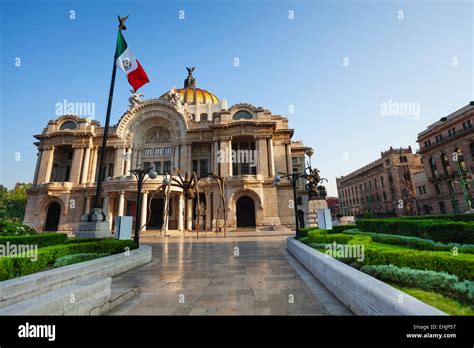 Palacio De Bellas Artes De La Fachada Y La Bandera Mexicana Fotograf A