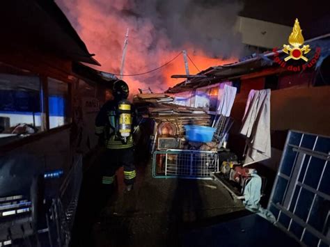 Roma Incendio In Capannone In Zona Tor Cervara Vigili Del Fuoco Al