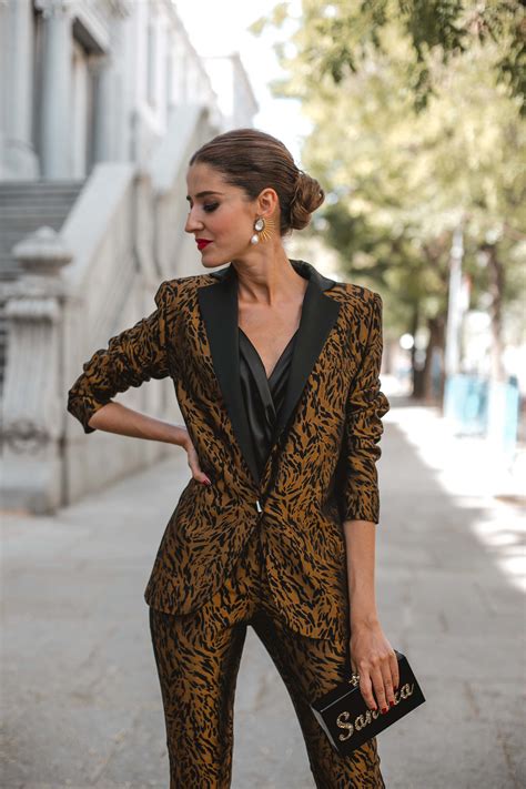 Traje chaqueta y pantalón dorado de Lola Li OI19 11 Invitada Perfecta