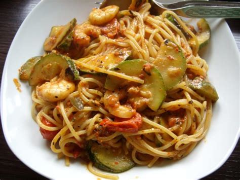 Spaghetti Mit Zucchini Tomaten So E Und Scampi Rezept Kochbar De