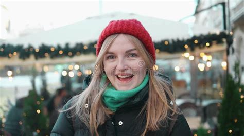 Belo Retrato De Inverno De Uma Jovem No Cenário De Neve De Inverno Ao