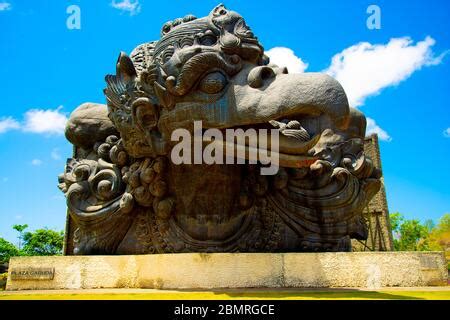 Gro Es Denkmal Der Garuda Statue Im Gwk Kulturpark Ein Mystischer