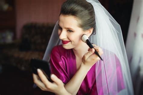 Hermosa Joven Novia Con Maquillaje De Boda Y Peinado En El Dormitorio