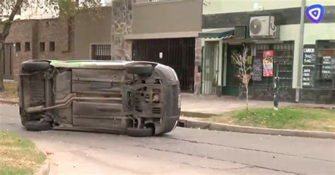 Fuerte impacto entre una camioneta y un utilitario que terminó volcado