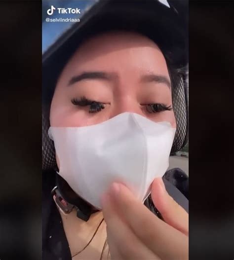 Viral Penampilan Wanita Pakai Bulu Mata Palsu Saat Naik Motor Warganet