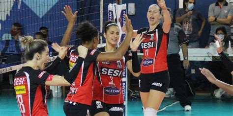 Valendo vaga na final Sesi Vôlei Bauru encara o Pinheiros pelo