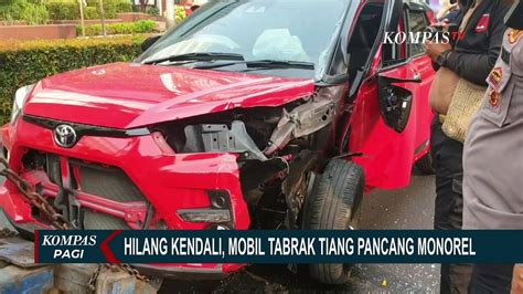 Diduga Hilang Kendali Mobil Tabrak Tiang Pancang Monorel Di Kuningan