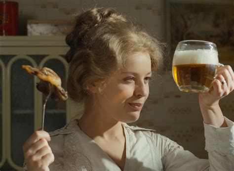 Une Blonde Moustillante L G Re Rafraichissante Sensuelle Le Mag Cin Ma