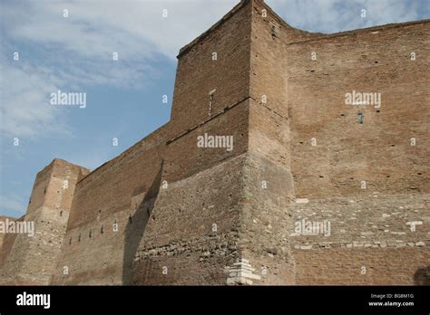 Muralla aureliana pared antigua roma fotografías e imágenes de alta