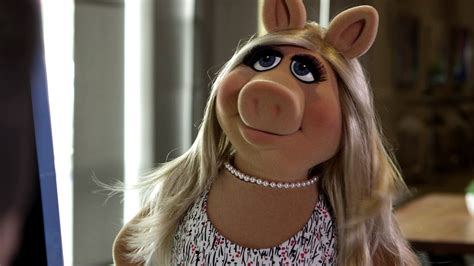 Miss Piggy Arrives To Youtube Space La The Muppets Affluxtv