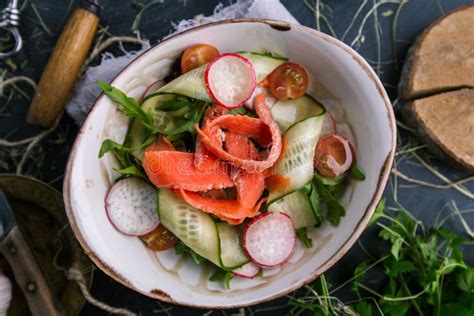 Salada Vegetal Fresca Da Cenoura Do Pepino E Do Rabanete Foto De Stock