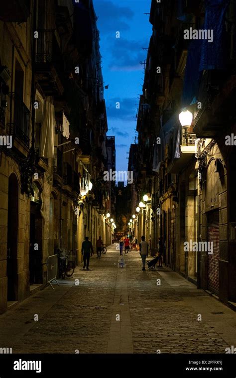 Los Encantadores Callejones Del Barrio G Tico De Barcelona Espa A