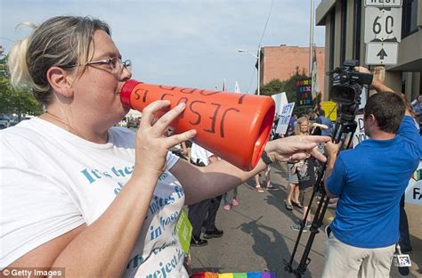 Kentucky Clerk Kim Davis Jailed For Refusing To Issue Gay Marriage Licenses Daily Mail Online
