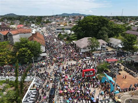 Ribuan Warga Tumpah Ruah Nonton Festival Drum Band Dan Mercing Band Di