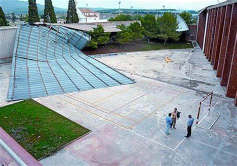 El Temporal Arranca De Cuajo El Techo De Un Instituto En Vilanova I La