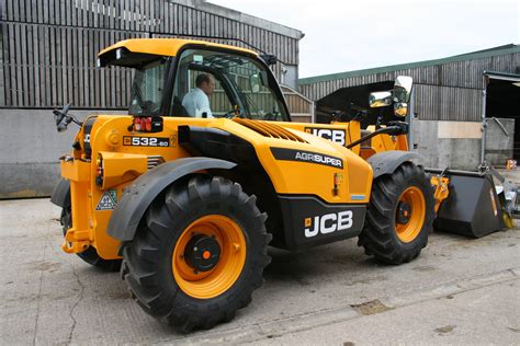 JCBS Most Compact Mid Range Loadall Gets Dualtech VT Drive Wheels