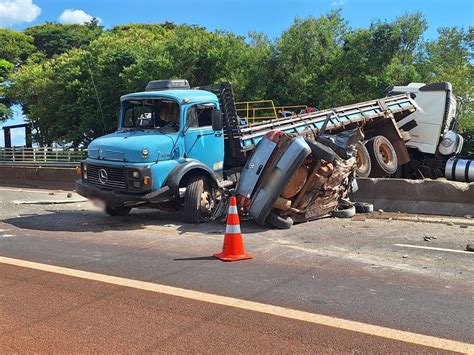 Acidente entre caminhões e carro deixa cinco feridos na Rodovia Raposo