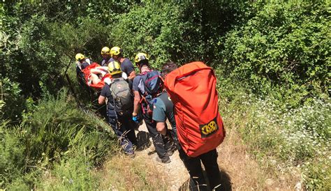 Bomberos rescata a una mujer herida mientras hacía senderismo en Bocaleones