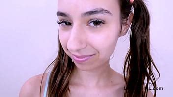 Tiny Model Girl chupando una gran polla curva en su audición XVIDEOS