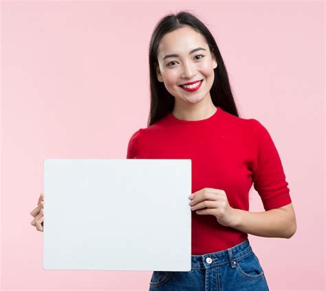 Mujer Sonriente Que Sostiene La Hoja De Papel En Blanco Foto Gratis