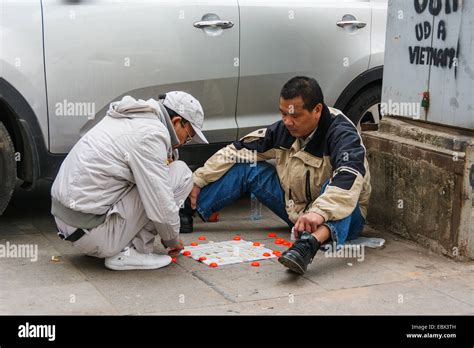 Dos Hombres Vietnamitas Jugando A Las Damas En La Calle En Hanoi