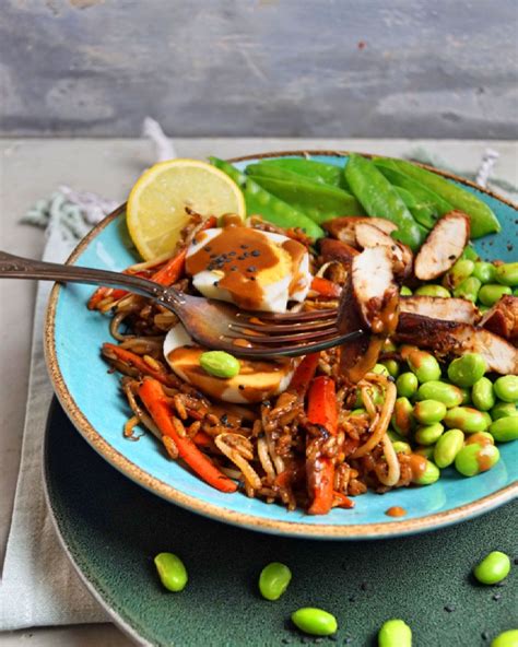 Asiatische Bowl Mit Huhn Bratreis Gem Se Und Erdnuss Sauce Edamame