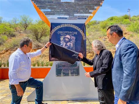 Develan placa en honor a fundadores de la concentración de