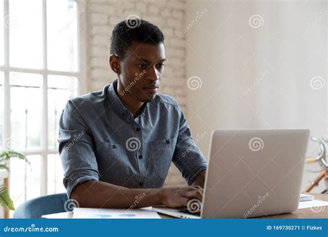 Um Empres Rio Africano Usando Laptop Trabalhando No Projeto Imagem De