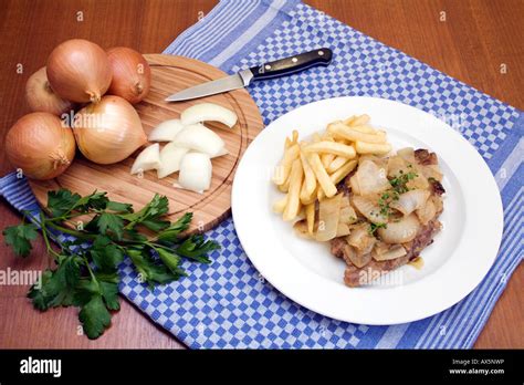 Filete De Cerdo Asadas Con Cebollas Y Papas Fritas Cebollas Enteras Y