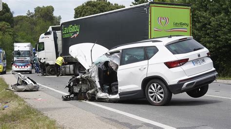 Un ferit en el xoc frontal d un cotxe i un camió a la C 65 a Girona