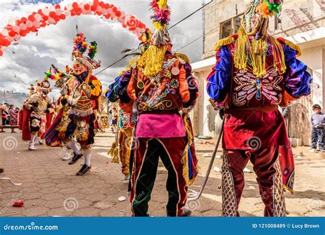 Bailarines Populares Tradicionales En La Calle Guatemala Imagen De