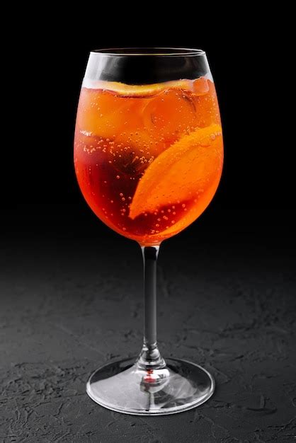 Copo De Coquetel De Aperol Spritz Em Fundo Preto Foto Premium