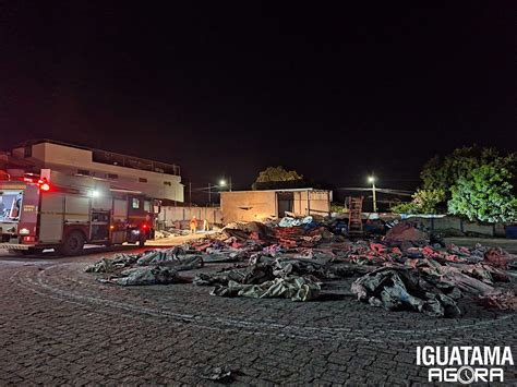 Iguatama Agora Bombeiros combatem incêndio em Big Bags de PVC