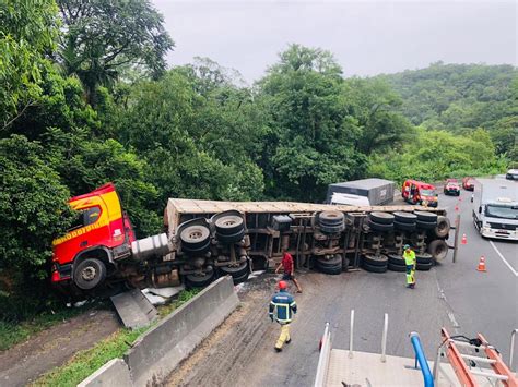 Caminhão Tomba Em Cima De Outro E Carga Se Espalha Na Pista Na Br 277